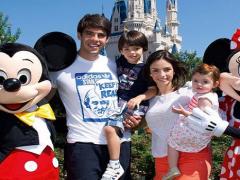 Kaká e família no Magic Kingdom